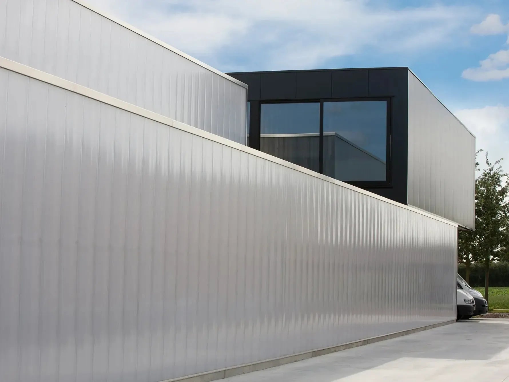 Buitenaanzicht met Heatstop polycarbonaat - hittewering bij hoge lichtopbrengst