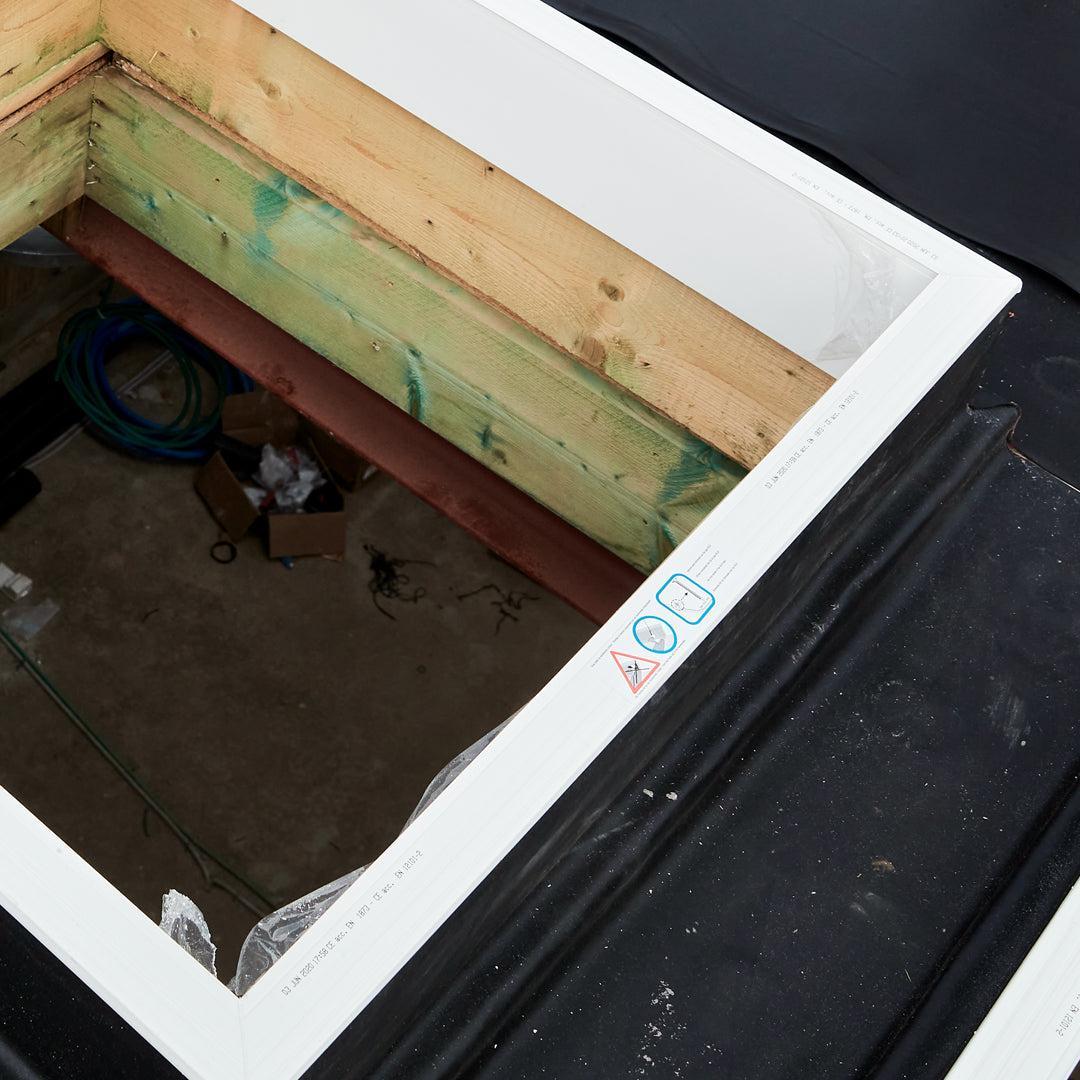 PVC ventilatieraam met voorgemonteerde RVS scharnieren voor lichtkoepel