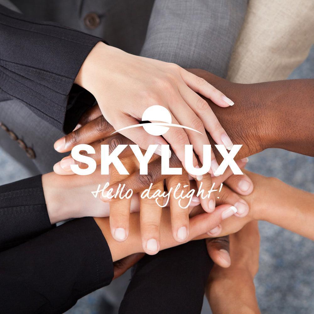 Skylux team afbeeldingen met handen op elkaar