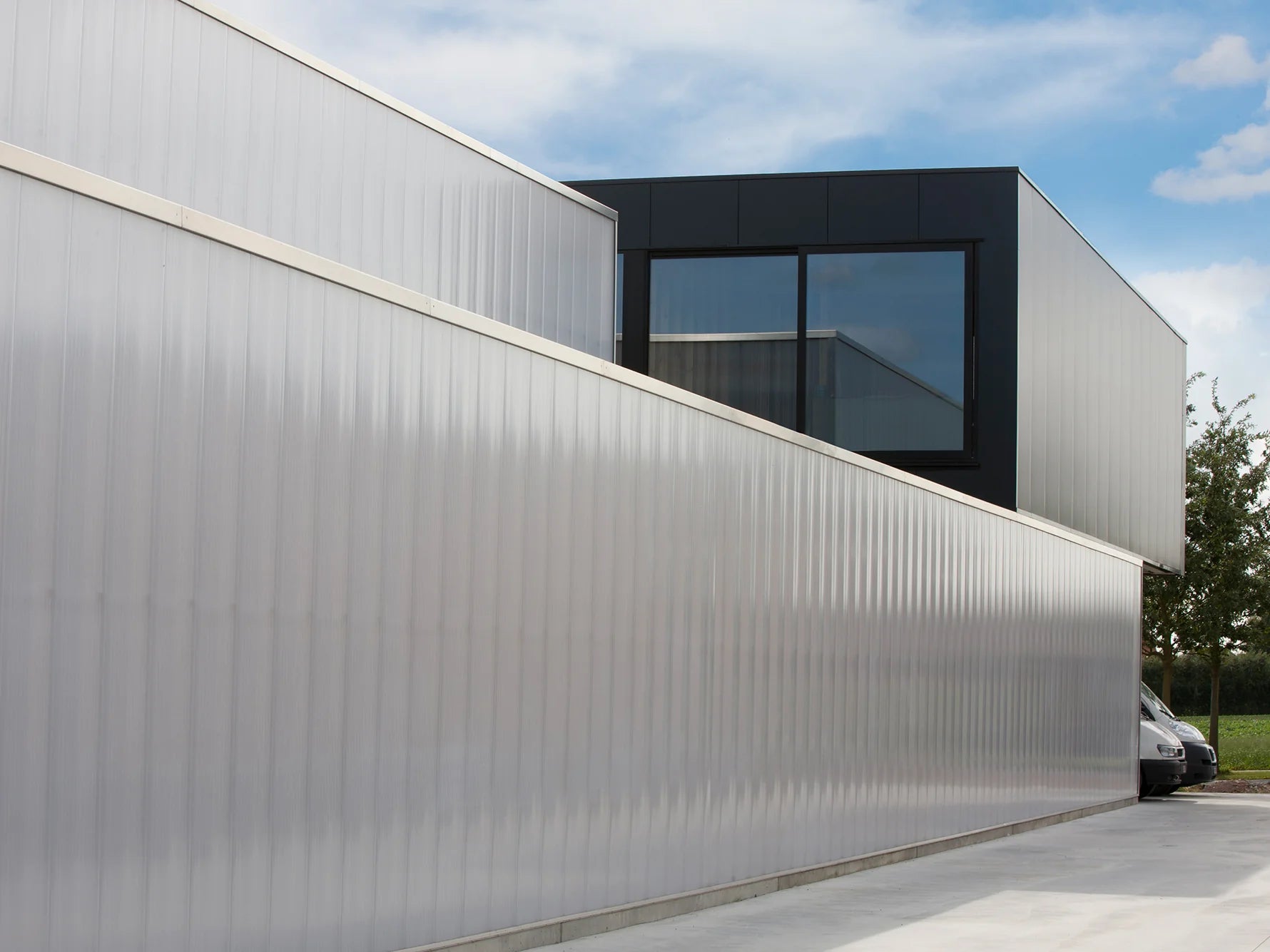 Buitenaanzicht met Heatstop polycarbonaat - hittewering bij hoge lichtopbrengst