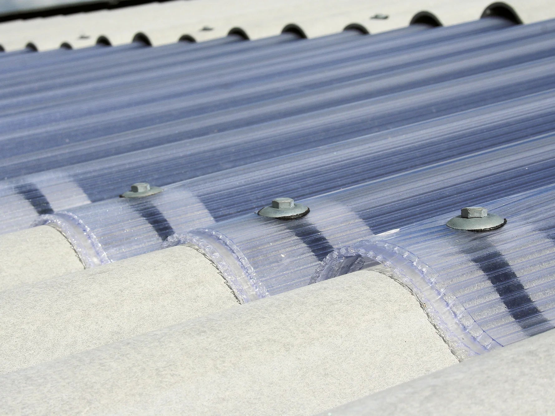 Gegolfde PVC-platen als lichtdoorlatende dakbedekking op een bijgebouw