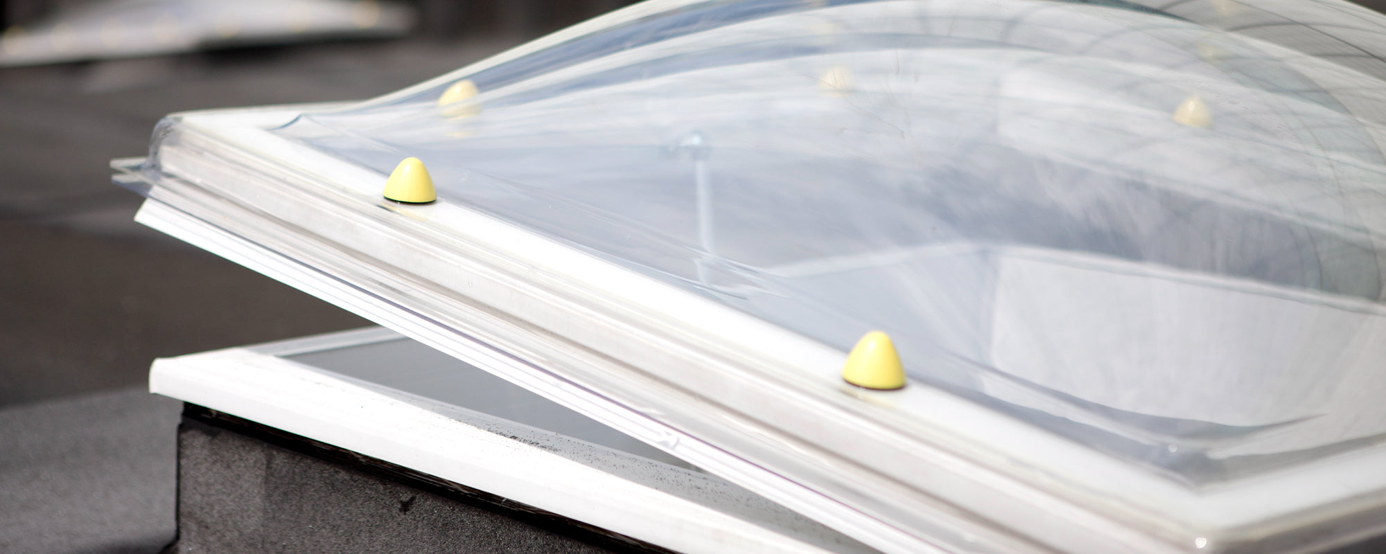 Skylux ventilatieraam geplaatst op een dakopstand — lichtkoepel opengaand systeem